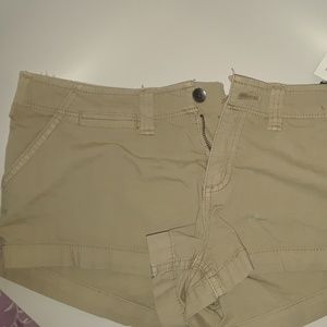NWT Hollister chino shorts Low Rise size 3